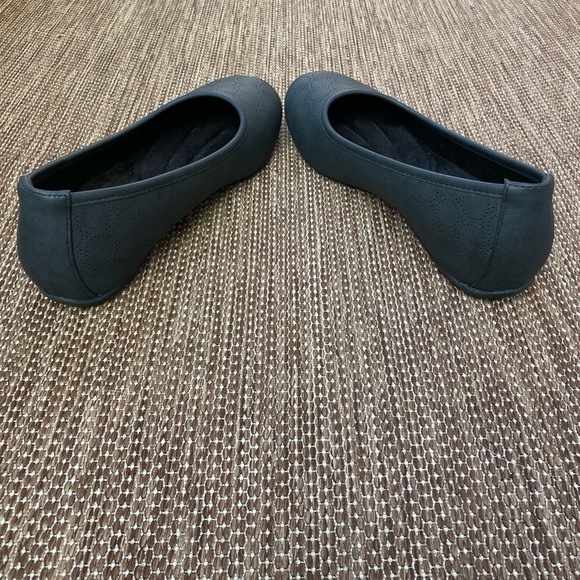 Easy Street Black Flats - Picture 6 of 8